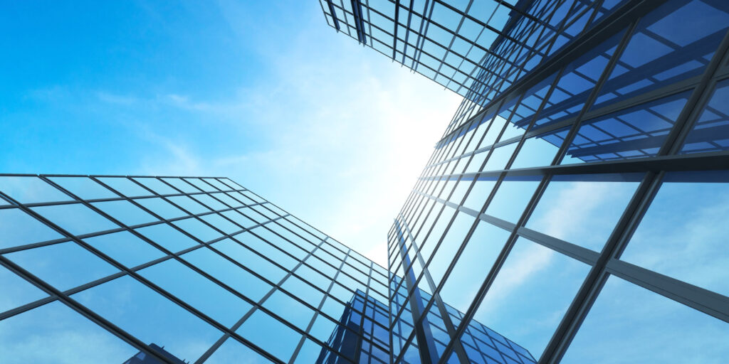 בניין משרדים שמצולם מלמטה